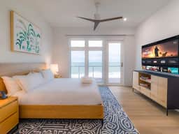 4 BDR beachfront home with fast WiFi and Hot Tub - Image 4