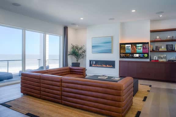 4 BDR beachfront home with fast WiFi and Hot Tub - Image 1