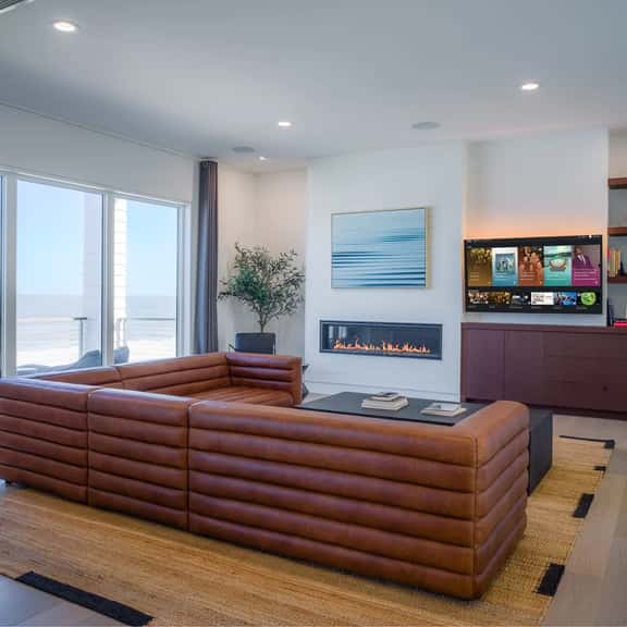 4 BDR beachfront home with fast WiFi and Hot Tub - Image 1