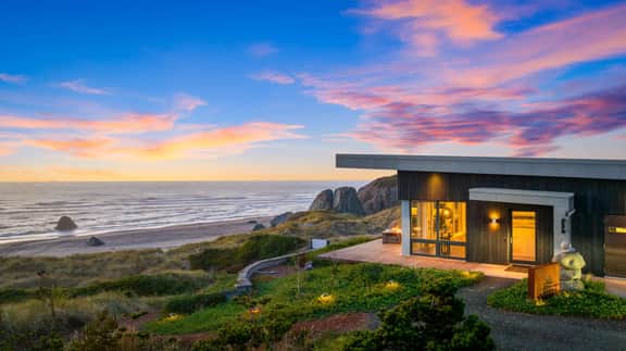 Beachfront Getaway with Hot Tub, Gym and Sauna - Image 3