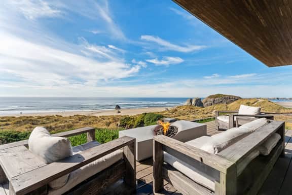 Beachfront Getaway with Hot Tub, Gym and Sauna - Image 4