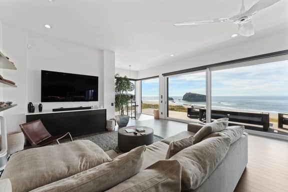 Beachfront Getaway with Hot Tub, Gym and Sauna - Image 5