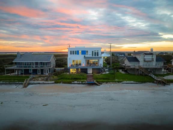 4 BDR beachfront home with fast WiFi and Hot Tub - Image 2