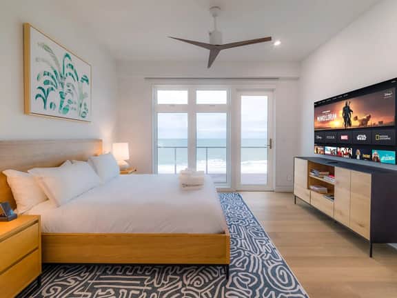 4 BDR beachfront home with fast WiFi and Hot Tub - Image 4